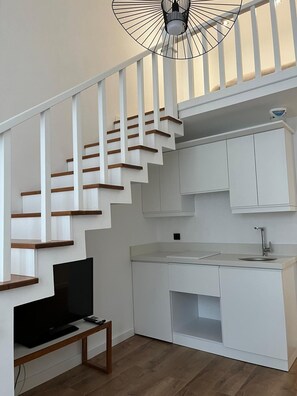 Rom – business, balkong, hageutsikt | Sengetøy av topp kvalitet, minibar, individuelt dekorert og skrivebord