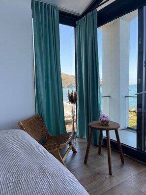 Rom – classic, balkong, sjøutsikt | Sengetøy av topp kvalitet, minibar, individuelt dekorert og skrivebord