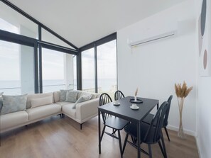 Rom – business, 1 soverom, balkong, sjøutsikt | Sengetøy av topp kvalitet, minibar, individuelt dekorert og skrivebord