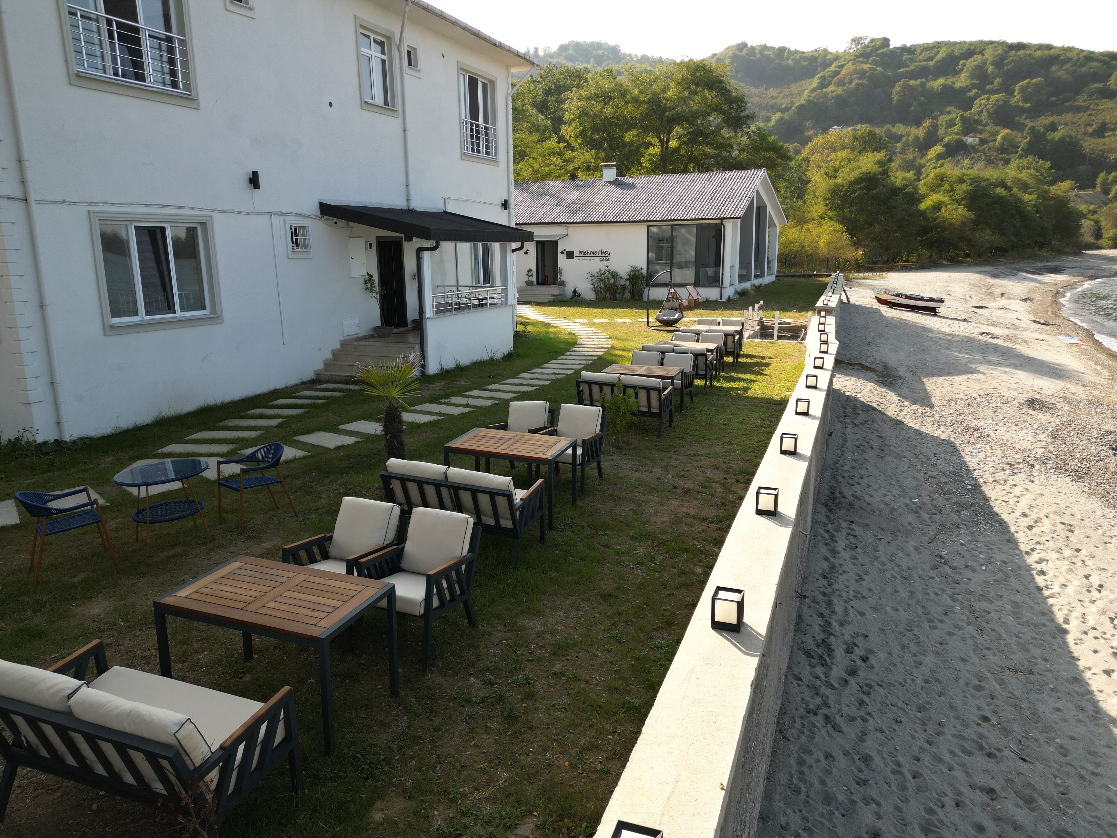 Un hôtel doté d’une terrasse et offrant une vue sur la plage.