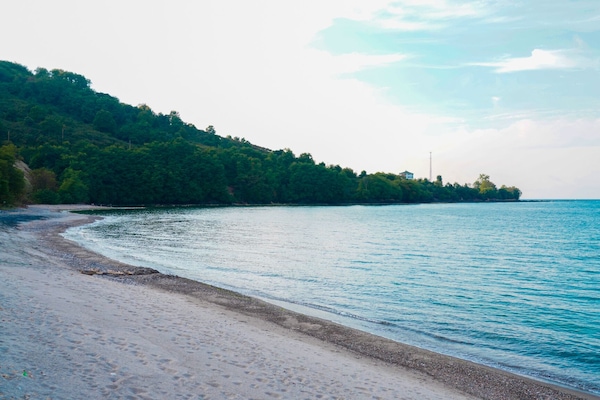 Ubicación a pie de playa y arena blanca