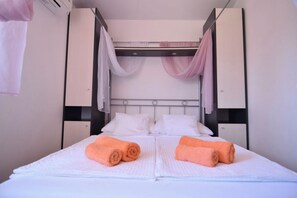 8 camere, Wi-Fi, lenzuola