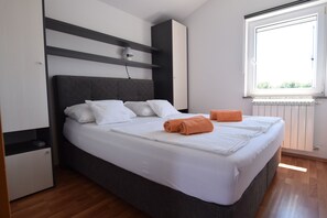 8 bedrooms, WiFi, bed sheets