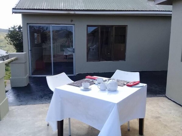 Outdoor dining - Hluhluwe Gate Safari Camp (KwaNompondo)