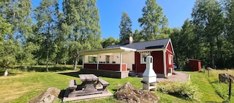 Mittelschweden Gut Ausgestattetes Ferienhaus am See mit Motorboot und Steg