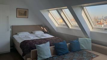 Tabla de planchar con plancha, wifi gratis y ropa de cama