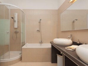 Apartment | Bathroom | Towels - Kunsthaus Apartments (Vienna)