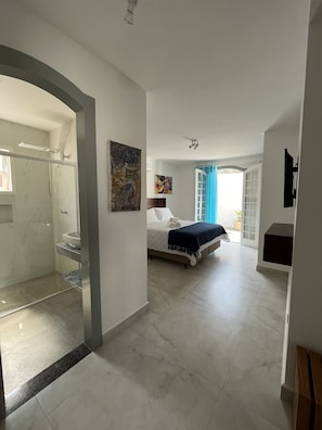 Dobbeltrom – deluxe, terrasse | Sengetøy av topp kvalitet, senger med overmadrass og minibar