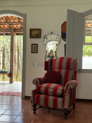 En 43-tommers smart-TV med digitale kanaler samt strømmetjenester