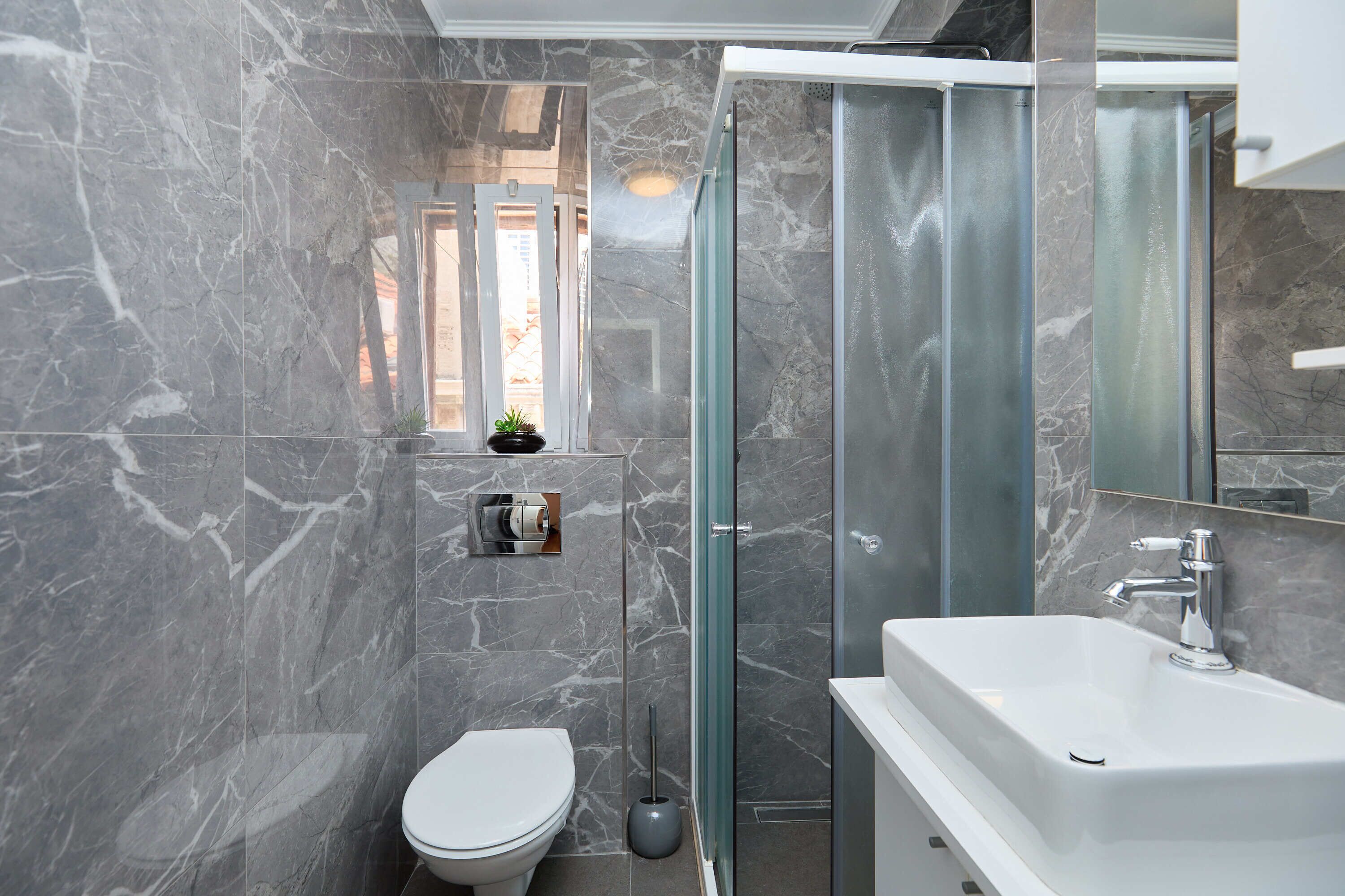 Appartement classique | Salle de bain | Douche, séchoir à cheveux, serviettes fournies