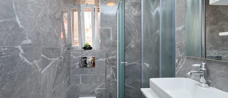 Appartement classique | Salle de bain | Douche, séchoir à cheveux, serviettes fournies