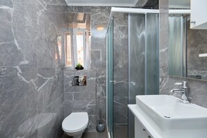 Apartamento clássico | Banheiro | Chuveiro, secador de cabelo, toalhas de banho 