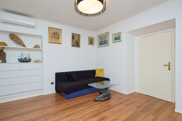 Classic-Apartment | Wohnbereich | 30-cm-Flachbildfernseher mit Digitalempfang