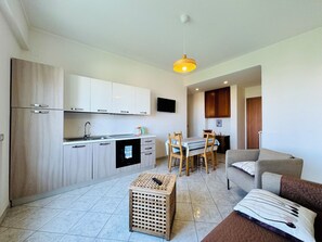 Appartement, balcon, vue sur la mer | Cuisine privée | Réfrigérateur grande capacité avec congélateur, surface de cuisson