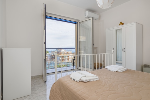 Appartamento, balcone, vista mare | 2 camere, ferro/asse da stiro, Wi-Fi gratuito, lenzuola