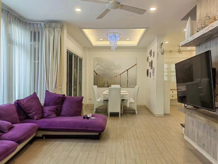 Pattaya中天海海滩私人温馨家庭四卧泳池别墅 - Tailandia