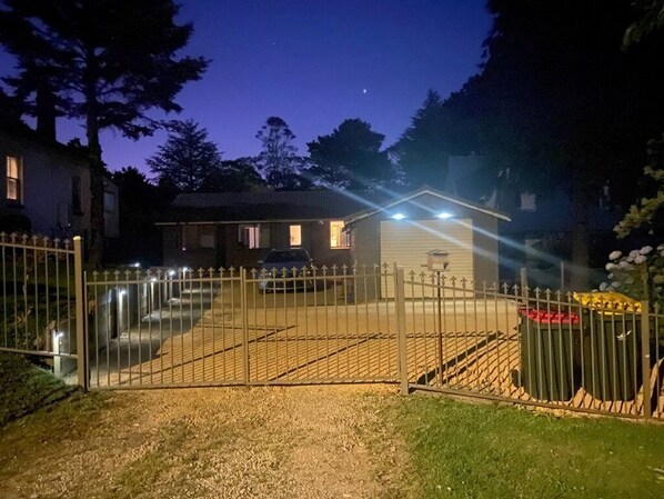 Property grounds - Skyview Cottage in the Blue Mountains (Leura)