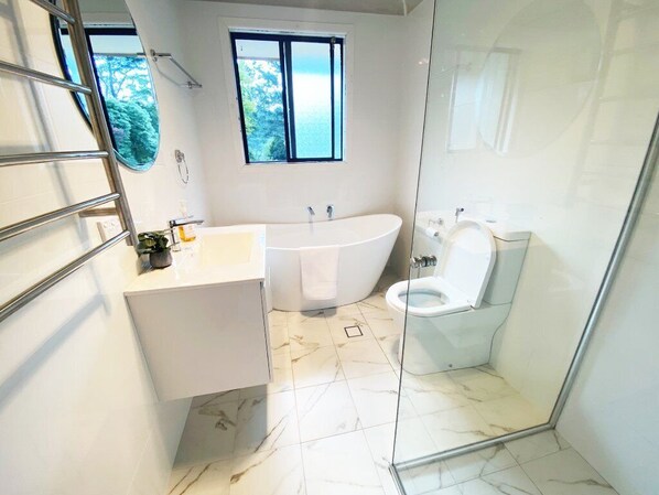 Hair dryer, towels, soap, toilet paper - Skyview Cottage in the Blue Mountains (Leura)