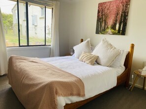 3 bedrooms, iron/ironing board, free WiFi, bed sheets - Skyview Cottage in the Blue Mountains (Leura)