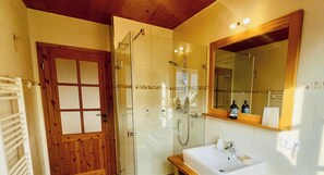 Douche, séchoir à cheveux, serviettes fournies, savon