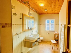 Dusj, hårføner, håndklær og såpe