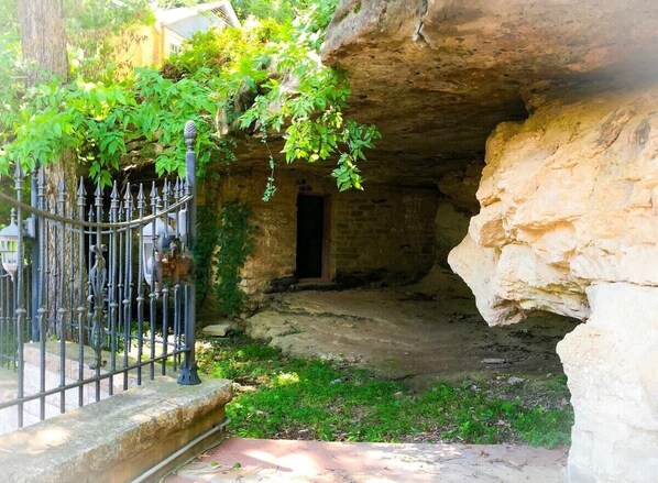 Exterior detail - Rock House Cave Side Suite VIP Parking Cave Access (Eureka Springs)