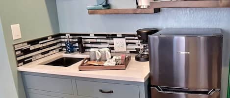 KĂŒhlschrank, Mikrowelle, Wasserkocher mit Kaffee-/Teezubehör