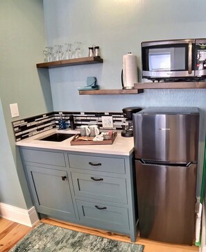 Réfrigérateur, micro-ondes, cafetiÚre/bouilloire