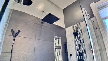 Een douche, een haardroger, handdoeken, shampoo