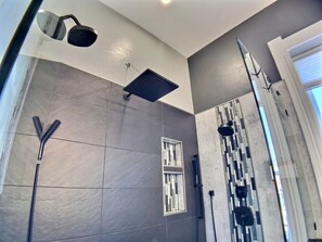 Dusche, Haartrockner, Handtücher, Shampoo