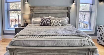 Best Location Downtown + Parking + Amazing Shower