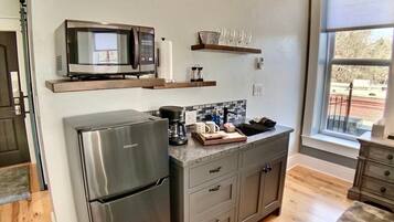 Refrigerador, microondas, cafetera y tetera y utensilios de cocina