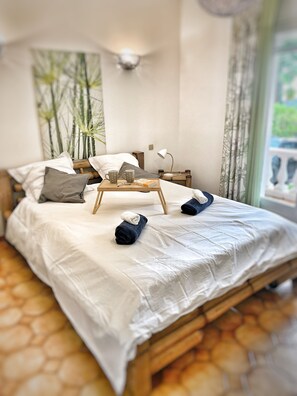 4 bedrooms, desk, iron/ironing board, travel crib