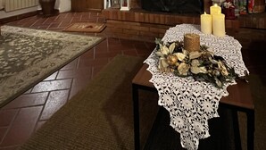 Ein gemütliches Wohnzimmer mit Kamin, Holzboden und einer Tür zum Garten.