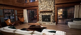 Welcome To Orlando's Chic Cabin! KING BED, FIREPLACE, SAUNA, HOT TUB, GAMES 