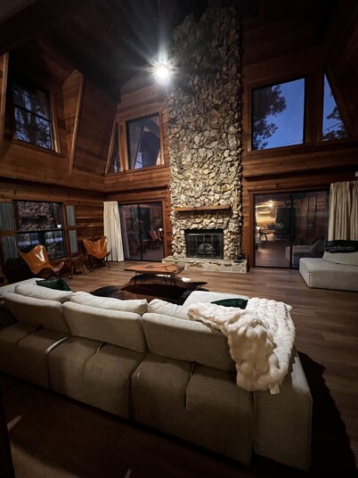 Welcome To Orlando's Chic Cabin! KING BED, FIREPLACE, SAUNA, HOT TUB, GAMES 