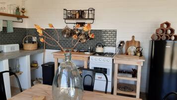 Fridge, oven, stovetop, coffee/tea maker
