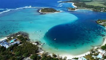 Una spiaggia nelle vicinanze, sabbia bianca