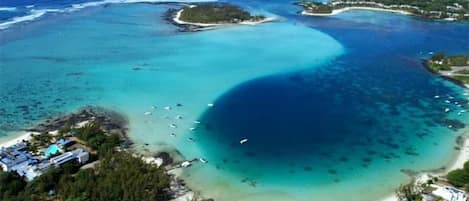 Una spiaggia nelle vicinanze, sabbia bianca