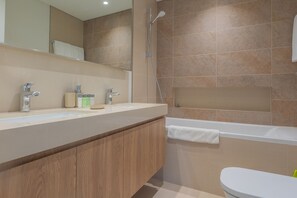 SĂšche-cheveux, bidet, serviettes fournies, savon