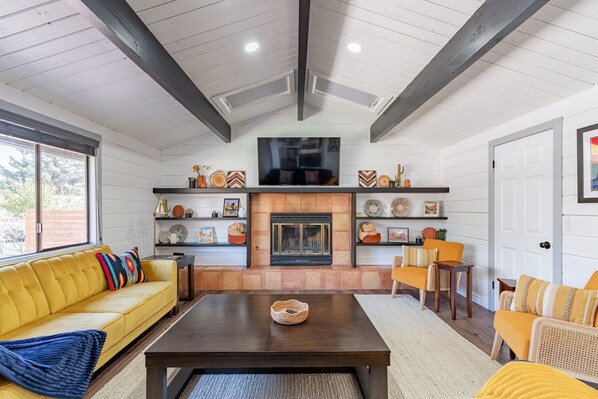 TV, fireplace