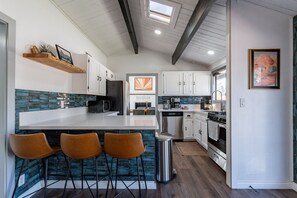 冷蔵庫、電子レンジ、オーブン、コンロ