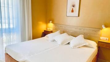 Caixa forta a l'habitació i espai de treball apte per a portàtils