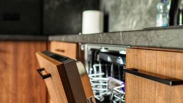 Condo phong cách cổ điển | Bếp riêng | Tủ lạnh, lò vi sóng, bếp nấu, máy rửa bát