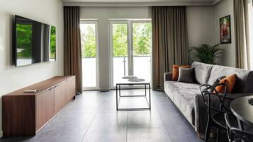 Condo phong cách cổ điển | Khu phòng khách | TV màn hình phẳng