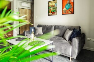 Classic Condo | Living area | Flat-screen TV