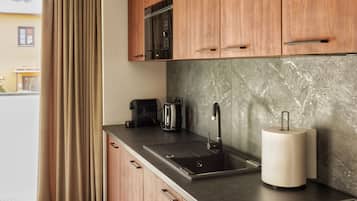 Full-sized fridge, microwave, stovetop, dishwasher