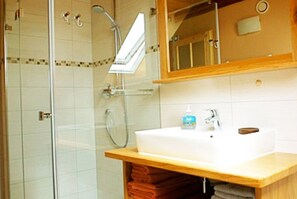 Douche, articles de toilette écologiques, sèche-cheveux