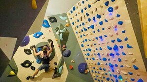A person climbing a wall with variously shaped holds. - Ferienwohnung Winterstein (Sebnitz)