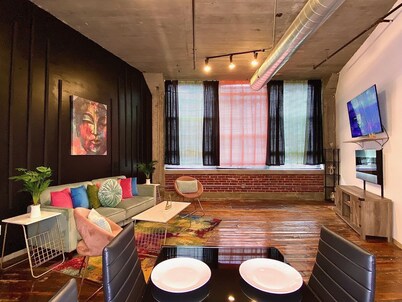 Downtown STL Lovely Loft w/Pool/ Free Breakfast/Free Parking